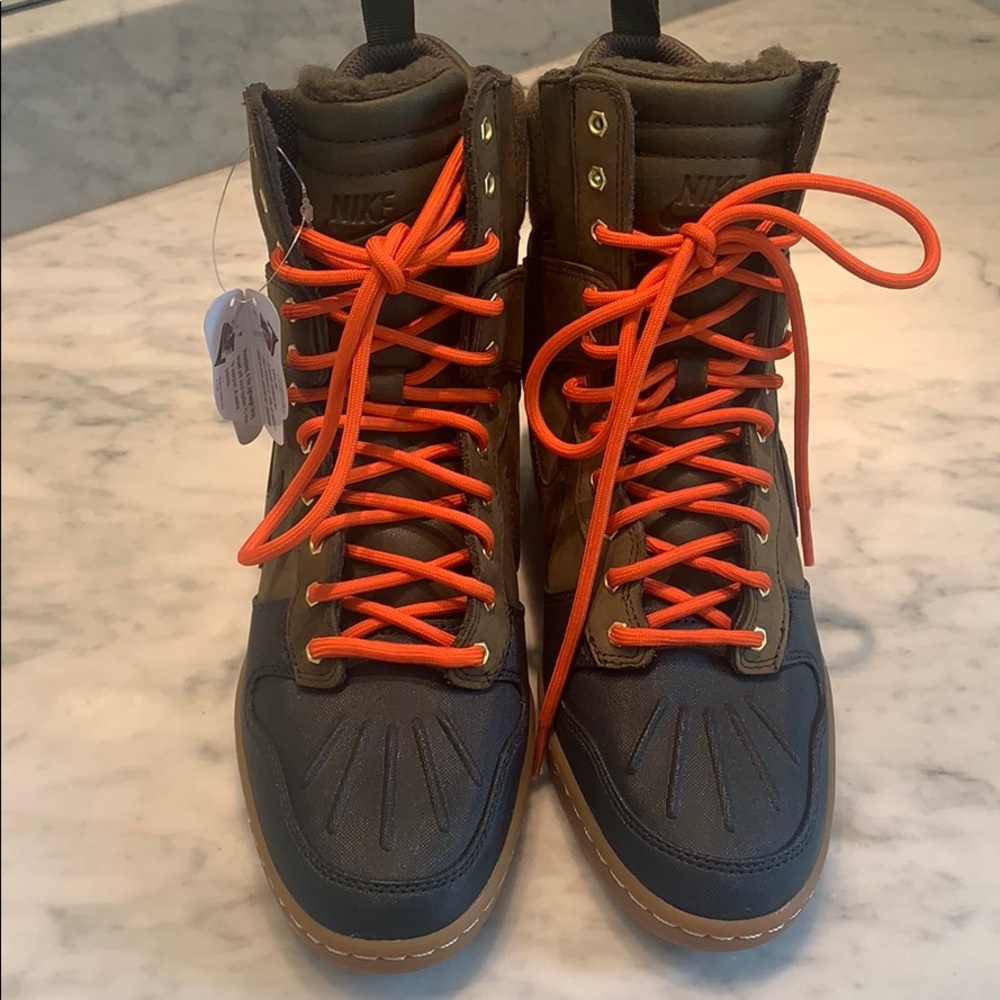 NWT Nike Green Women's Dunk Sky Hi 2.0  size 8